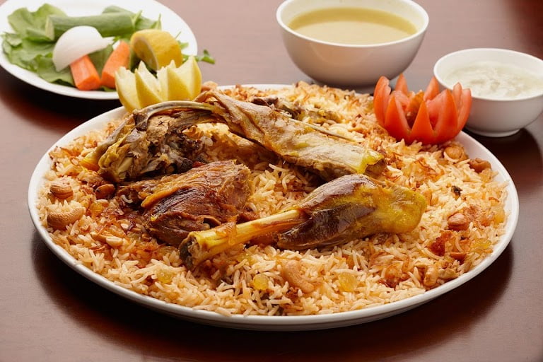 مطعم إماراتي يقدم أطباق مندي التقليدية