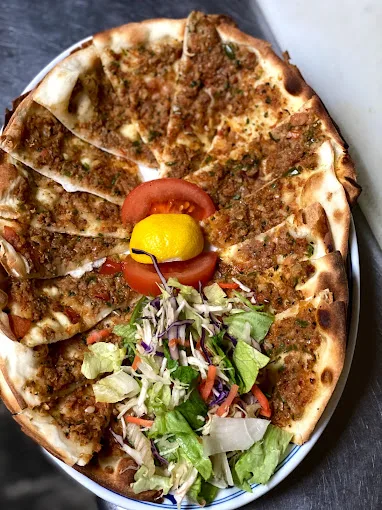 يقدم الطعام التركي الحلال ابرز الاطباق شاورما.