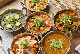 يقدم المطعم مجموعة متنوعة من الأطباق الهندية التقليدية، بما في ذلك الأطباق النباتية واللحوم.