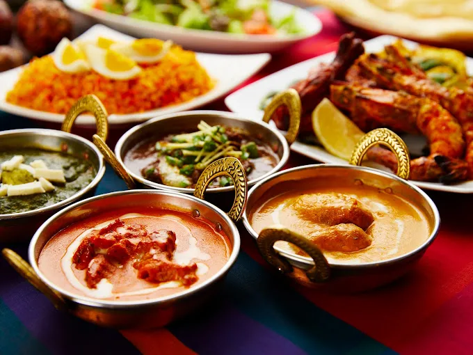 يقدم المطعم مجموعة متنوعة من الأطباق الهندية التقليدية، بما في ذلك الأطباق النباتية واللحوم.