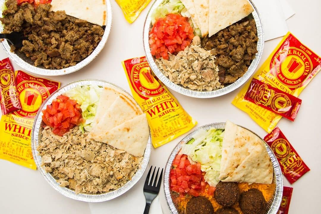 مطعم شهير في مدينة نيويورك يقدم الطعام العربي الحلال.