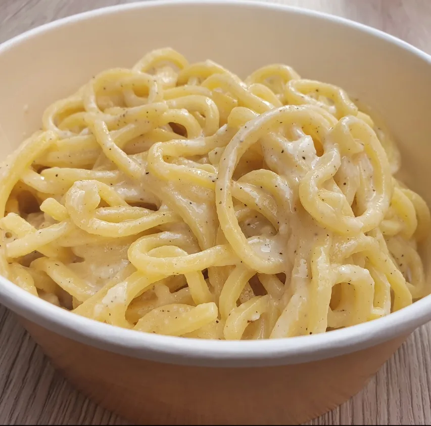 يقدم المطعم مجموعة متنوعة من الأطباق الإيطالية التقليدية، بما في ذلك البيض