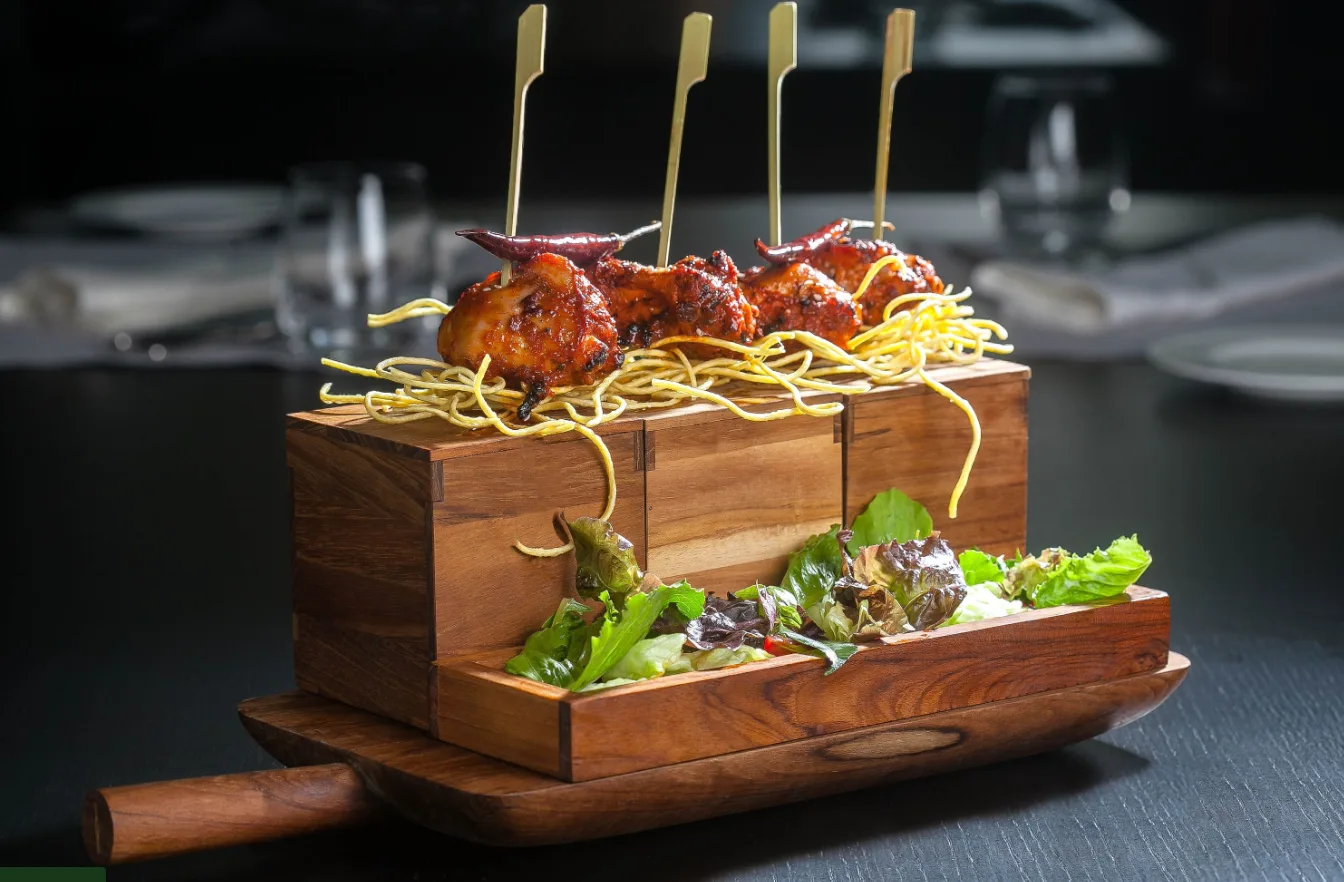 يقدم الاطباق المحلية بطريقة خاصة ومميزة 