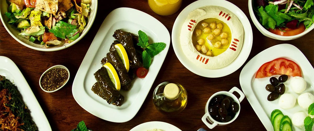 يقدم الاطباق اللبنانية والشرق الاوسطية