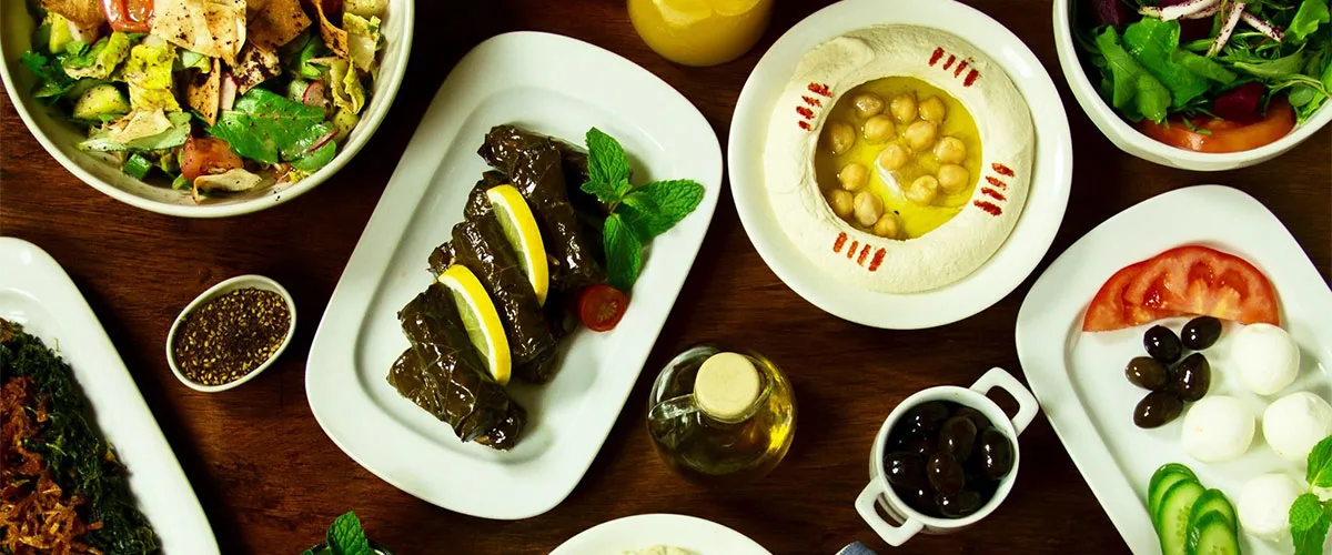 يقدم الاطباق اللبنانية والشرق الاوسطية 