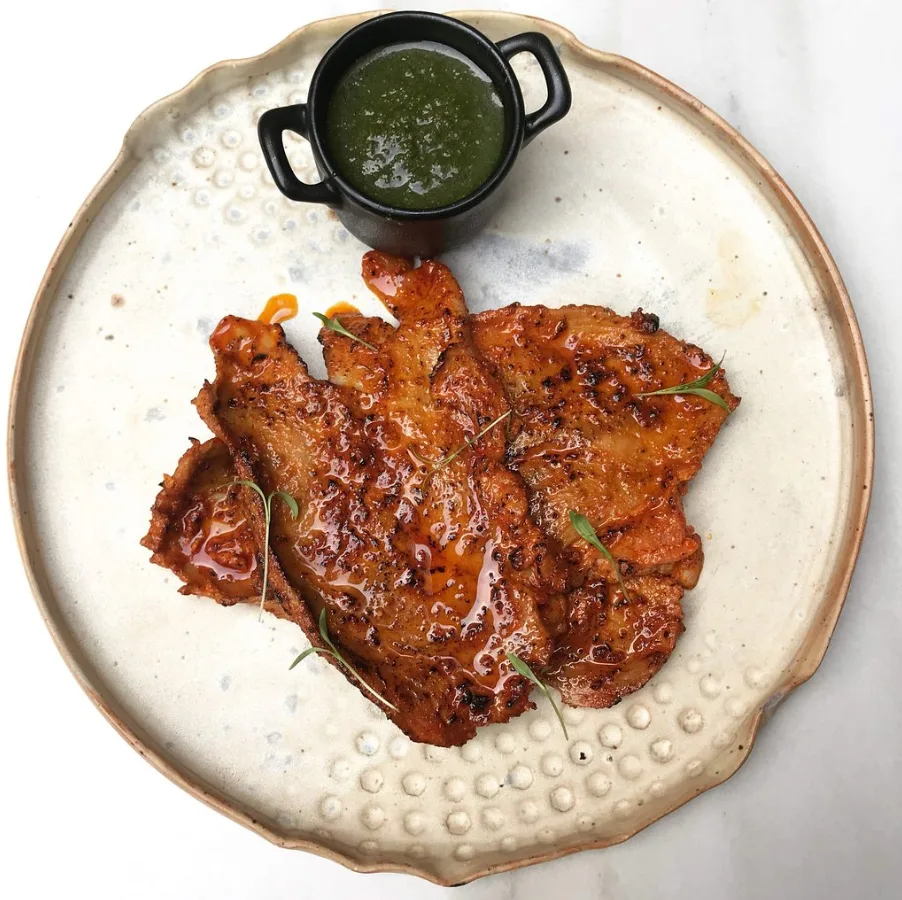 يقدم الاطباق المحلية بطريقة خاصة ومميزة 