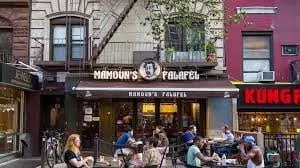 يقدم مجموعة متنوعة من الأطباق المصنوعة من الفلافل، بما في ذلك الفلافل العادية والفلافل المحشوة باللحم أو الخضار