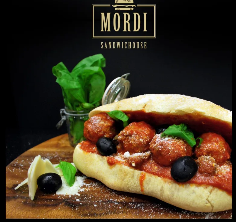 يقدم مجموعة متنوعة من السندويشات المصنوعة من مكونات طازجة عالية الجودة