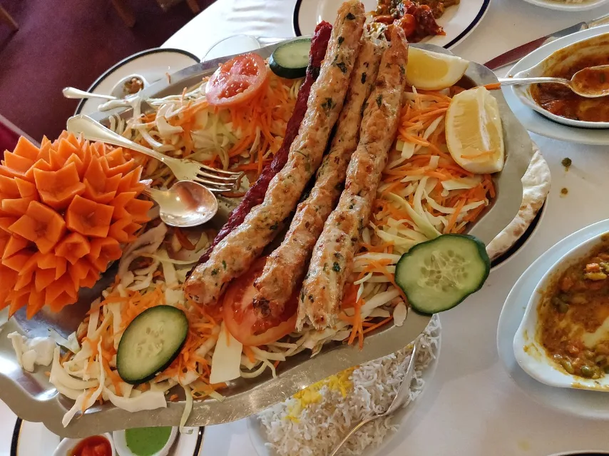 مطعم حلال يقدم الاطباق الهندية والباكستانية ومناسب جدا للاشخاص النباتيين.