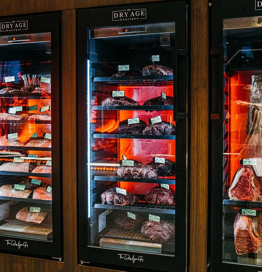 يقدم الاطعمة الستيك هاوس والمشويات والارجنتينية وامريكية الجنوبية 