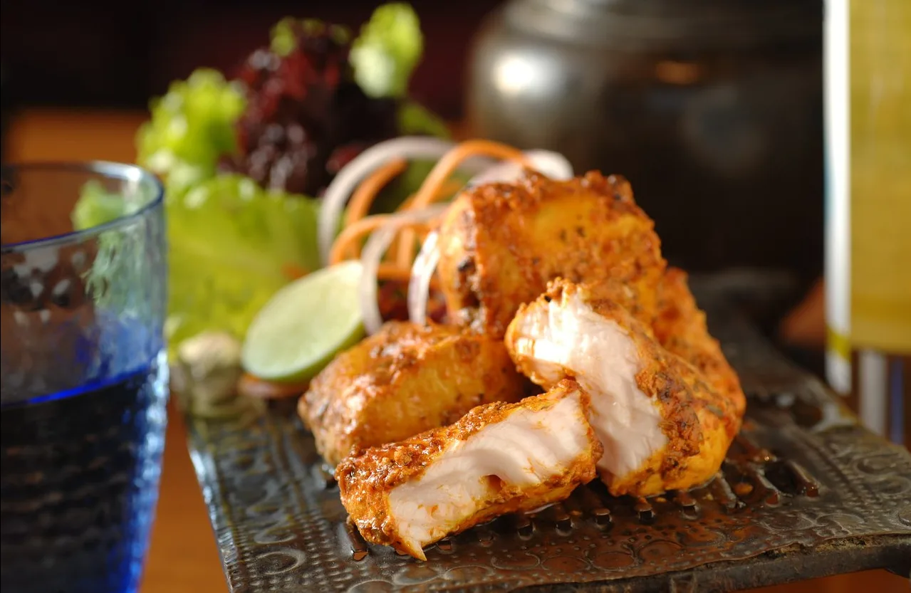 يقدم الاطباق الهندية والمشويات والاطباق الصحية