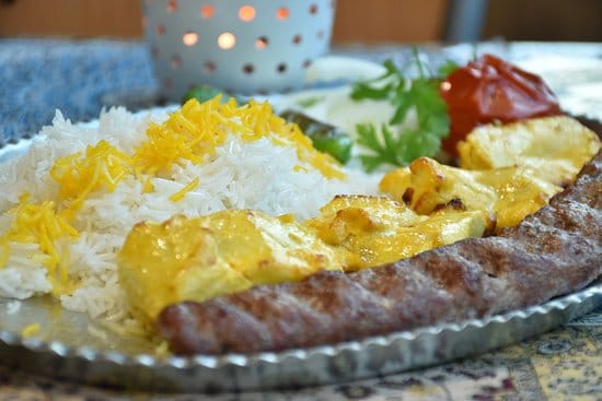 معطم حلال يقدم الاطباق الايرانية والعالمية