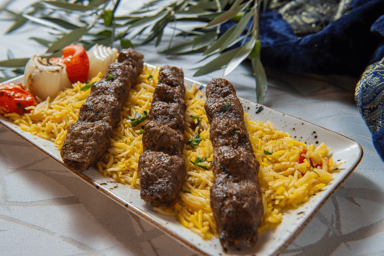 يقدم الاطباق المتوسطية والعربية والشرق اوسطية