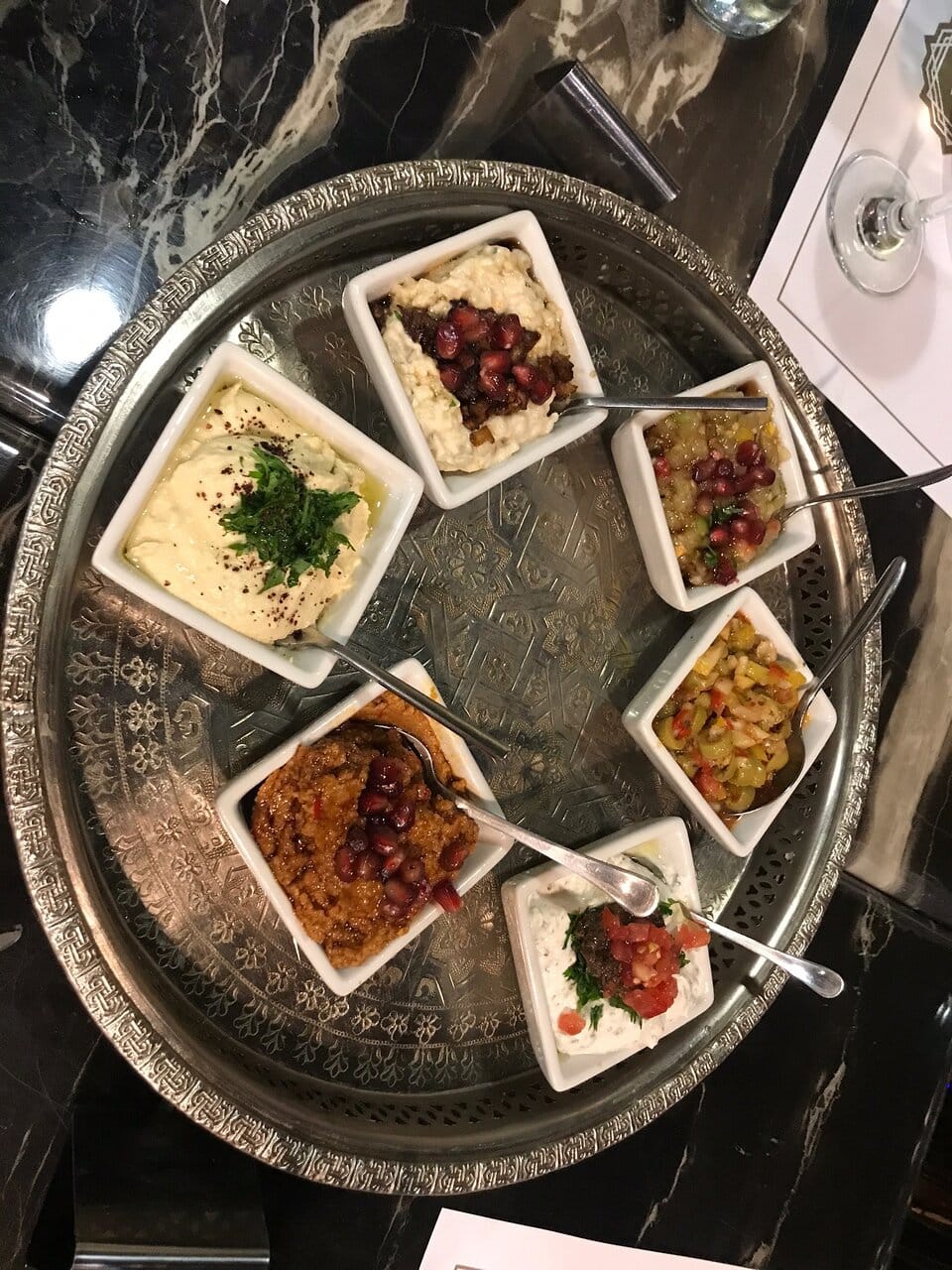 يقدم الاطباق اللبنانية والصحية والشرق اوسطية والعربية