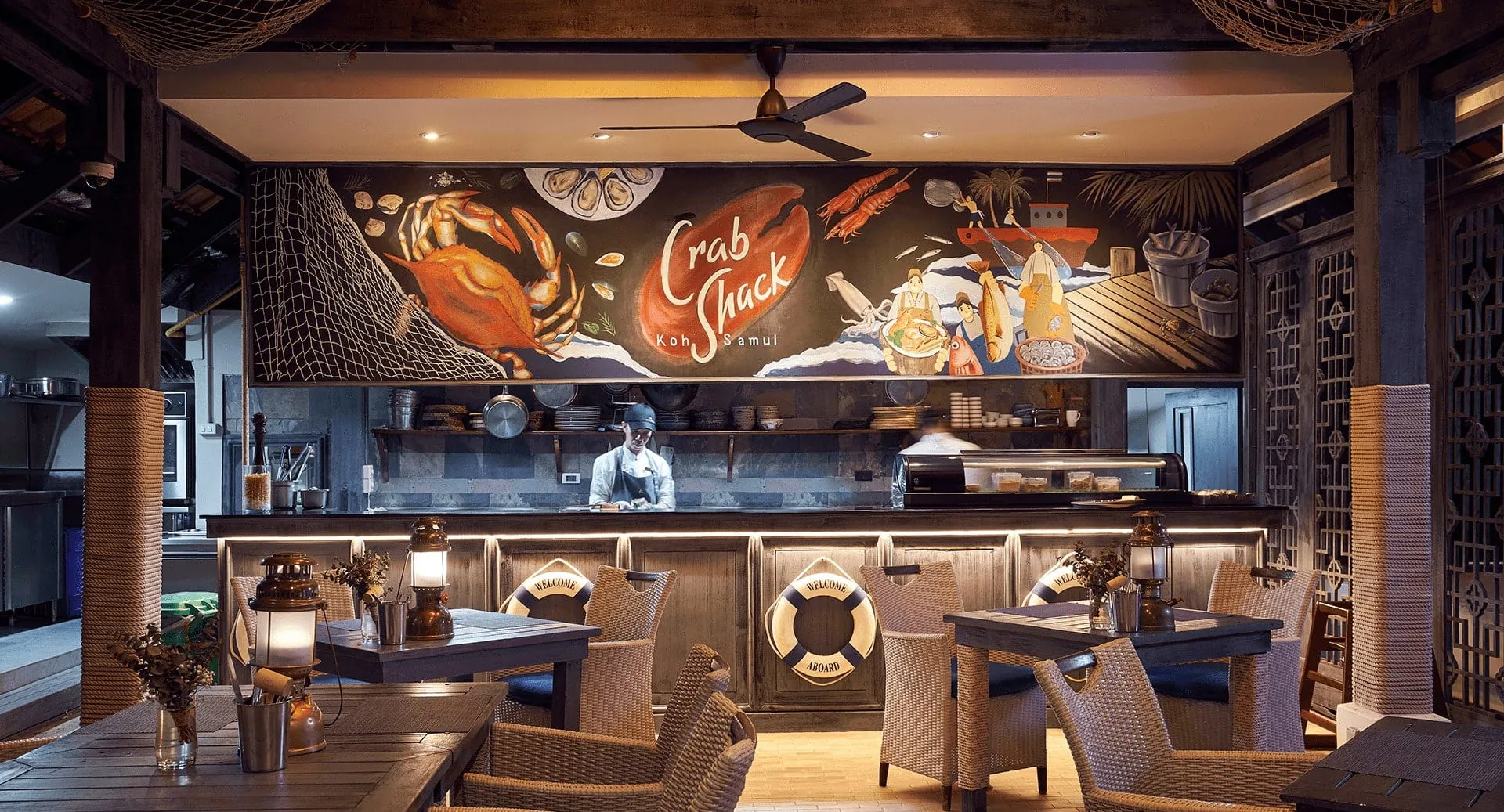 يقدم الاطباق الايطالية والاطعمة البحرية والمتوسطية 