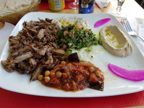 يقدم الاطباق اللبنانية والمتوسطية والشرق اوسطية