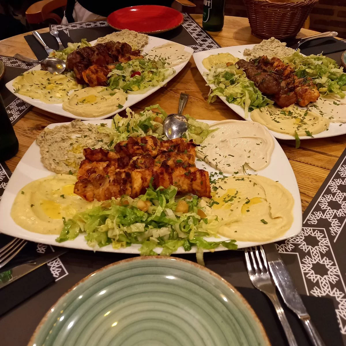 يقدم الاطباق العربية واللبنانية والمتوسطية