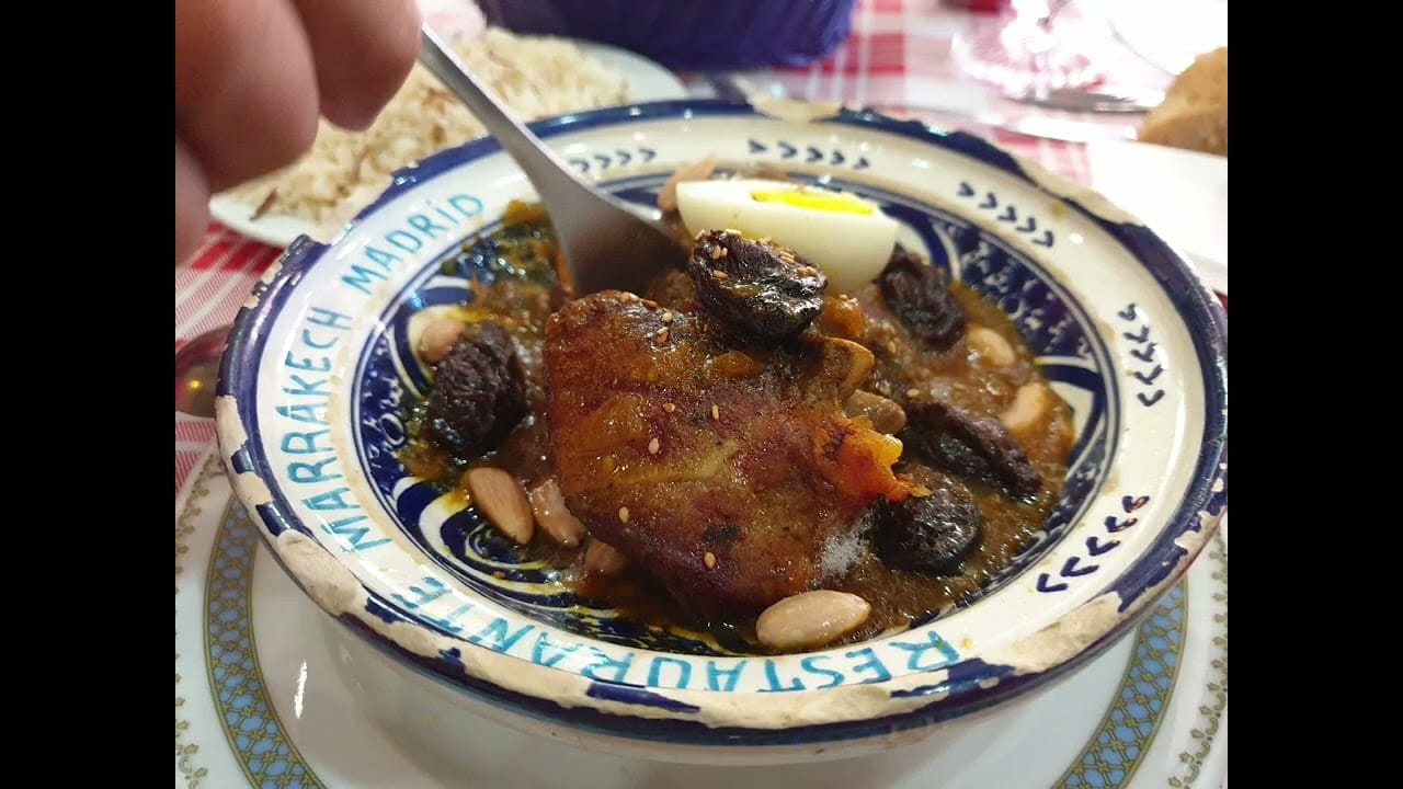 يقدم الاطباق المغربية والشرق اوسطية