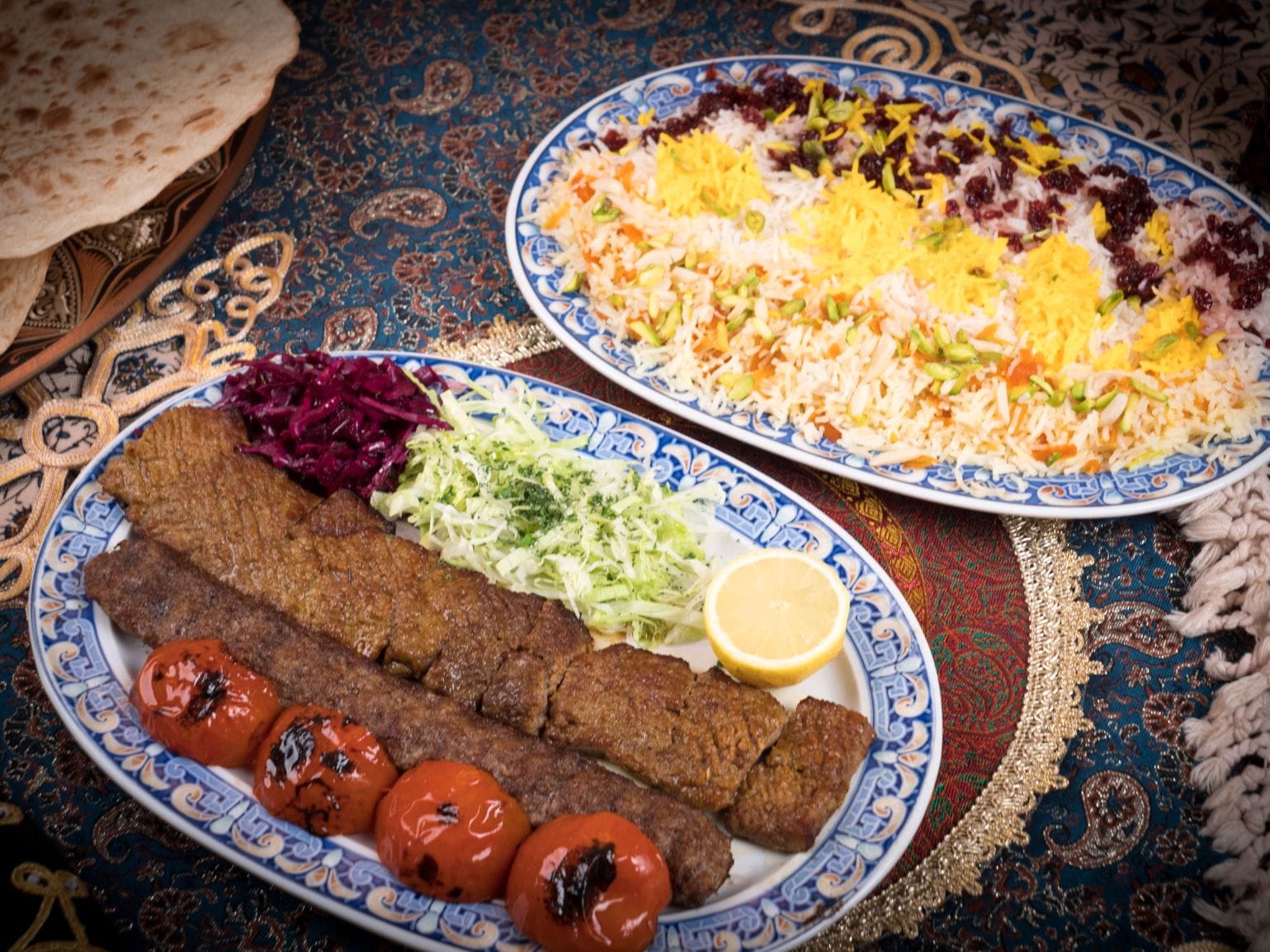 يقدم الاطباق الشرق اوسطية والايرانية