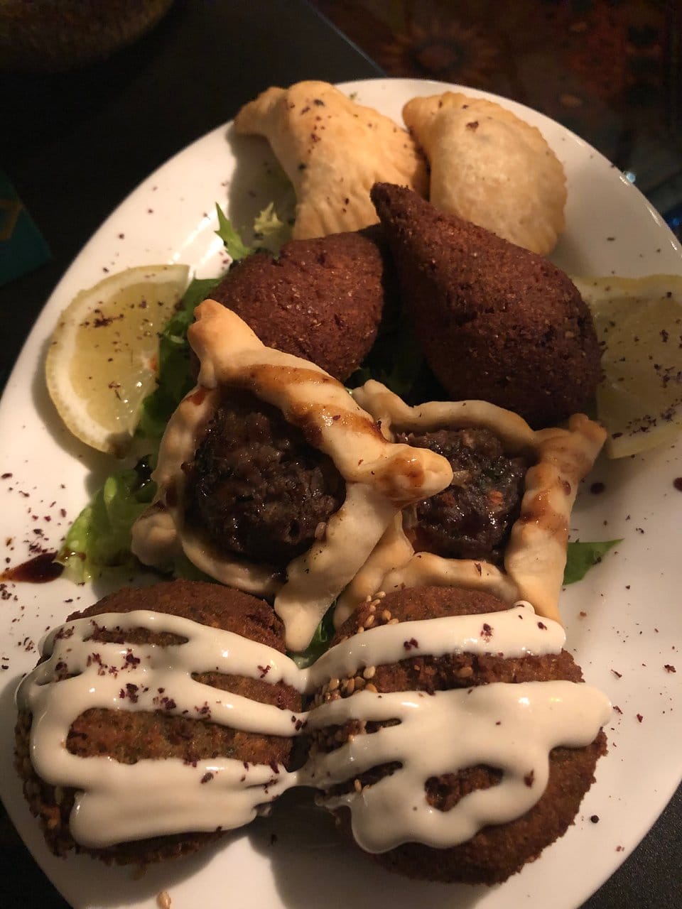 يقدم الاطباق اللبنانية والمتوسطية والشرق اوسطية