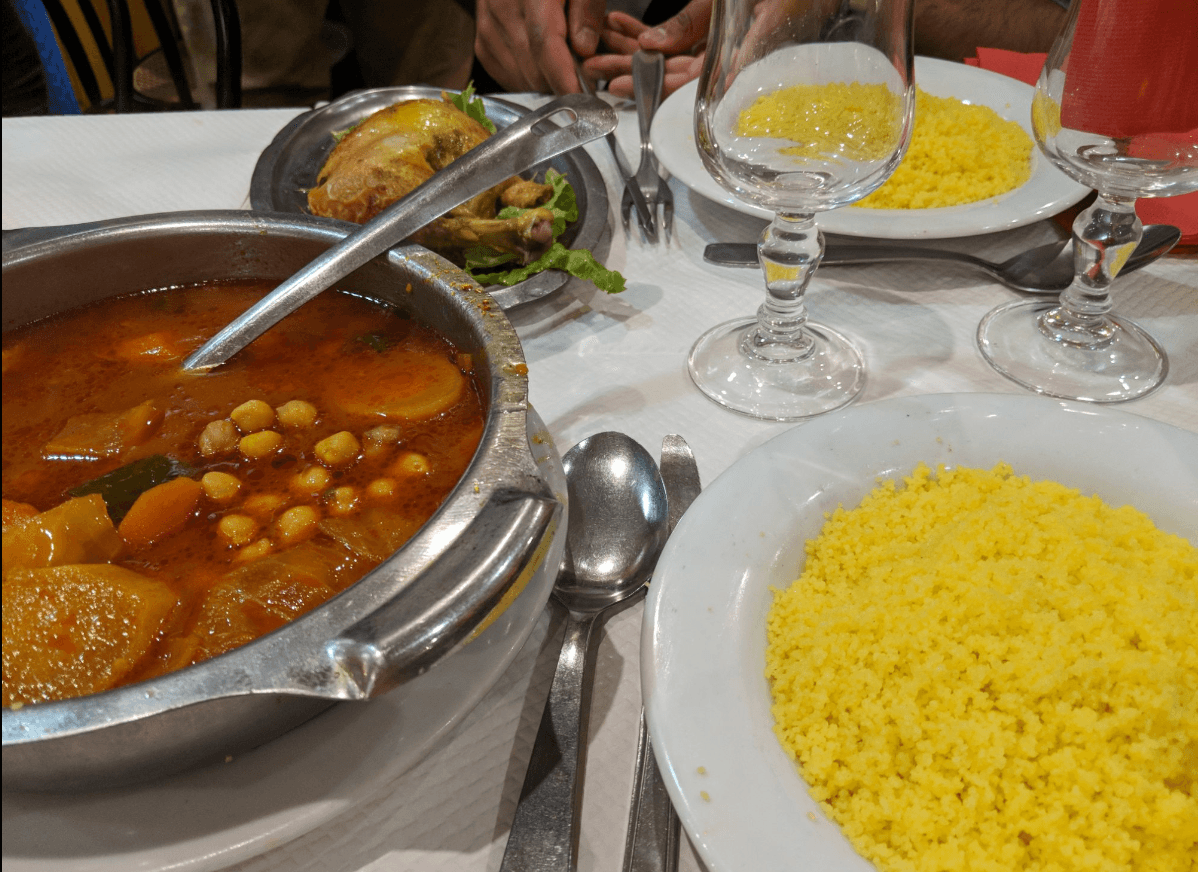يقدم الاطباق الصحية والشرق اوسطية والتونسية