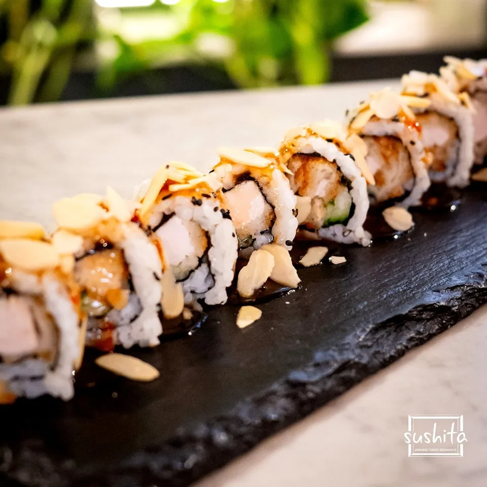 يقدم الاطعمة البحرية والسوشي واليابانية والاسيوية 