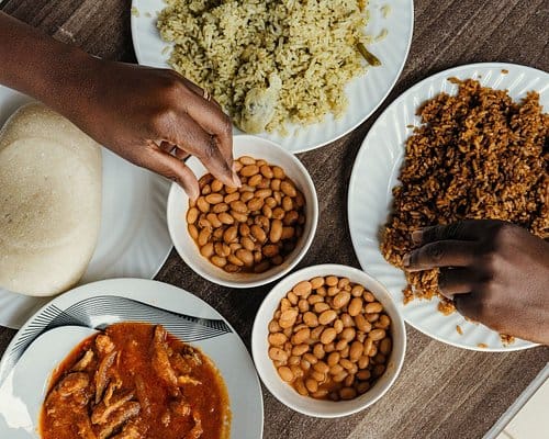 يقدم الاطباق اللبنانية والمتوسطية والشرق اوسطية والعالمية
