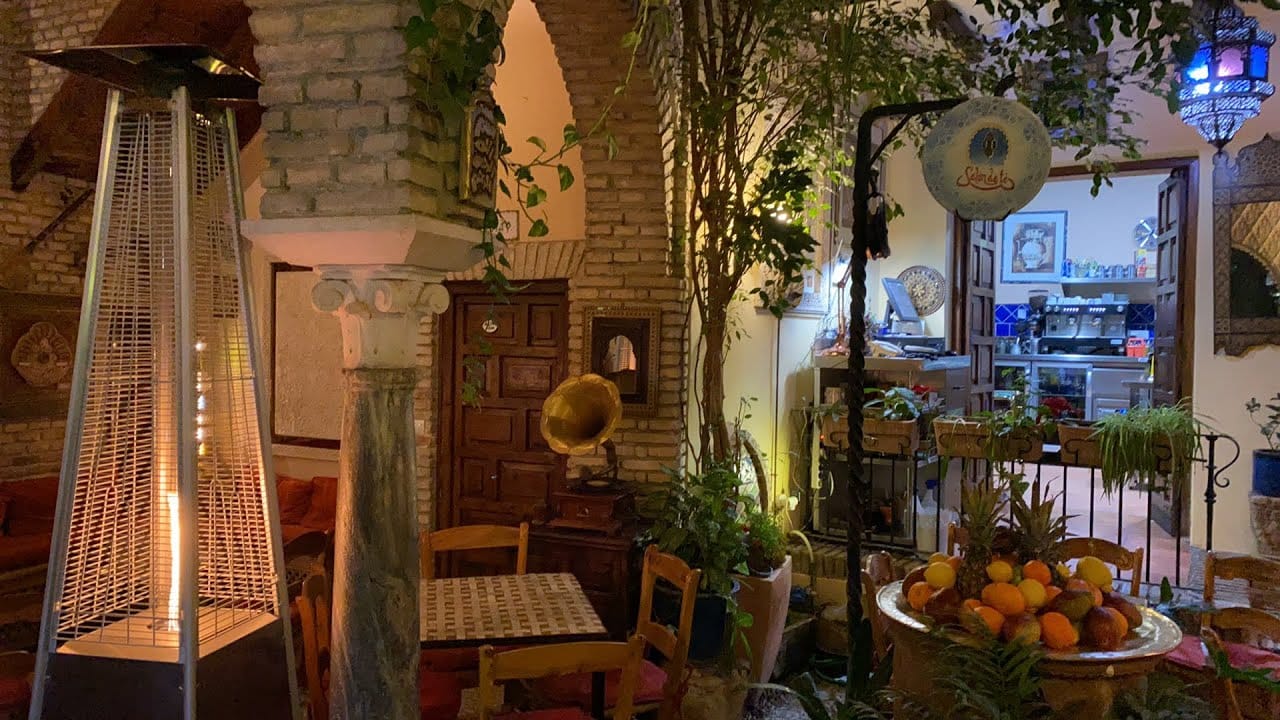 يقدم الاطباق المغربية والشرق اوسطية