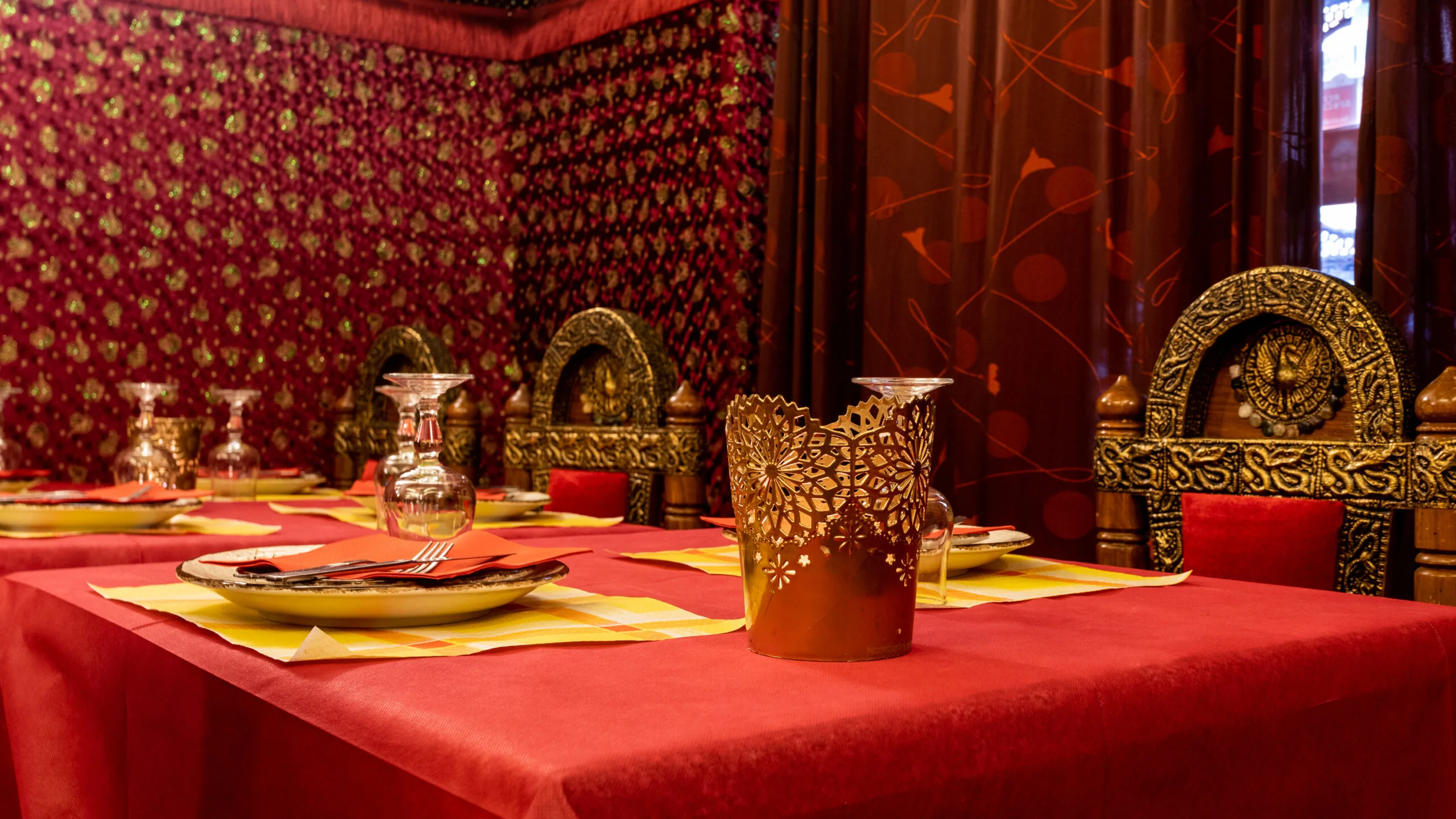 يقدم اطباق الدجاج واللحوم 